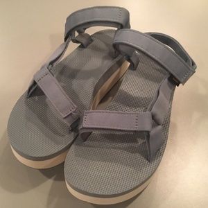 NWOT TEVA Women’s Size 9